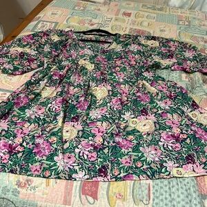 NWT beautiful flower tunic. Has flowy sleeves. Size XL.